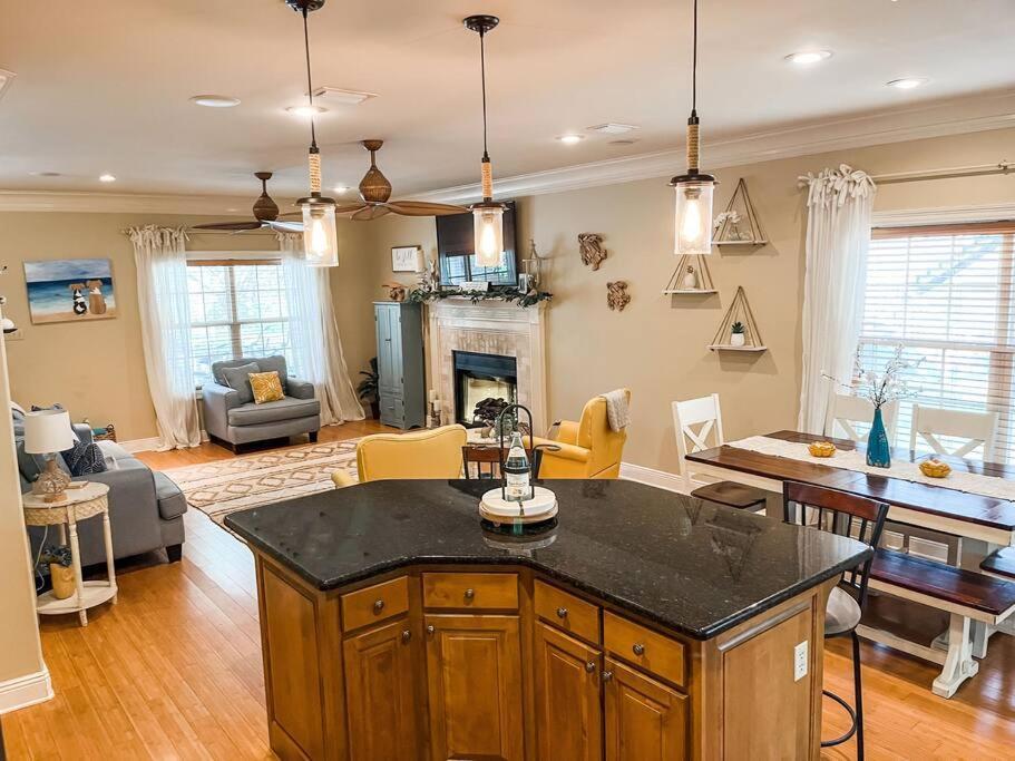 Pet Friendly Tranquil Cottage With Fire-Pit And Seasonal Hot Tub Sept-March Minutes To Beaches 더핀 아일랜드 외부 사진